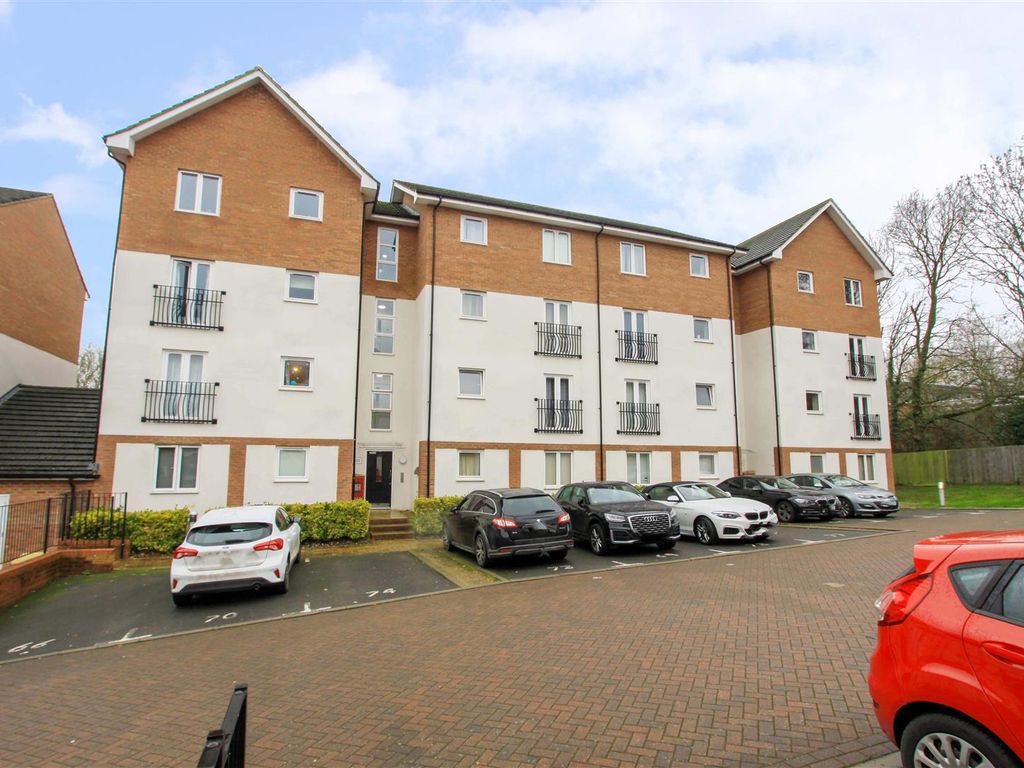 2 bed flat to rent in Maple Court, Crosby Gardens, Uxbridge UB8, £1,650