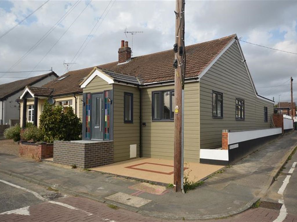 3 bed bungalow for sale in Clare Road, Braintree CM7, £465,000 Zoopla