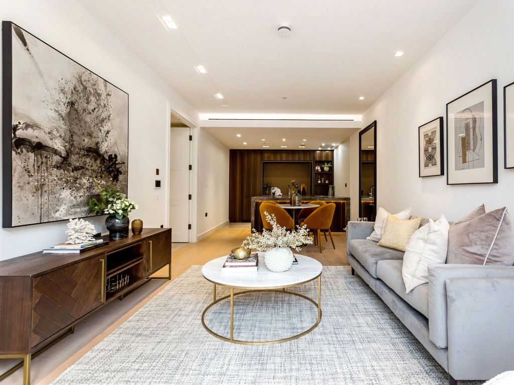 Lincoln Square, Westminster WC2A