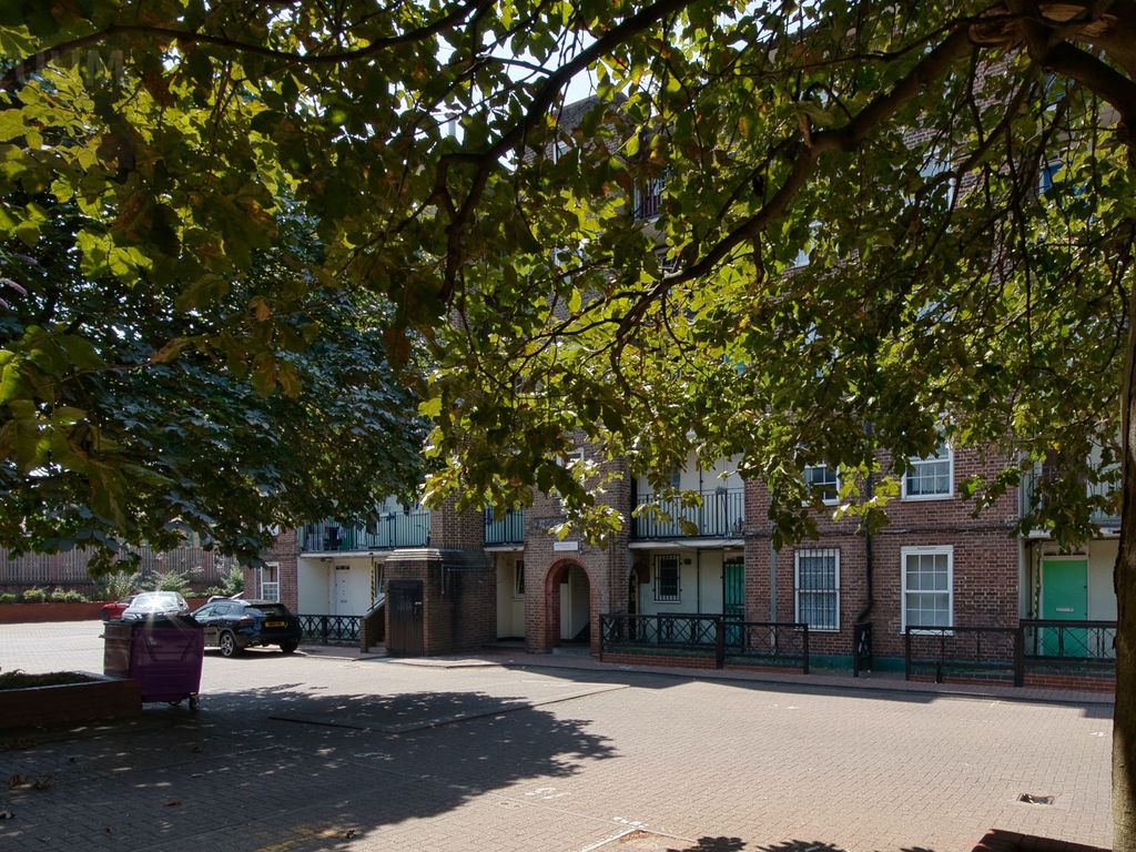 2 bed flat to rent in Hollybush Gardens, Bethnal Green, Hoxton