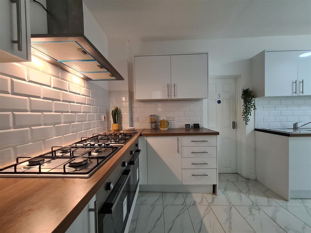 Room to rent in Brisbane Road, Smethwick, Birmingham B67, £595 pcm Zoopla