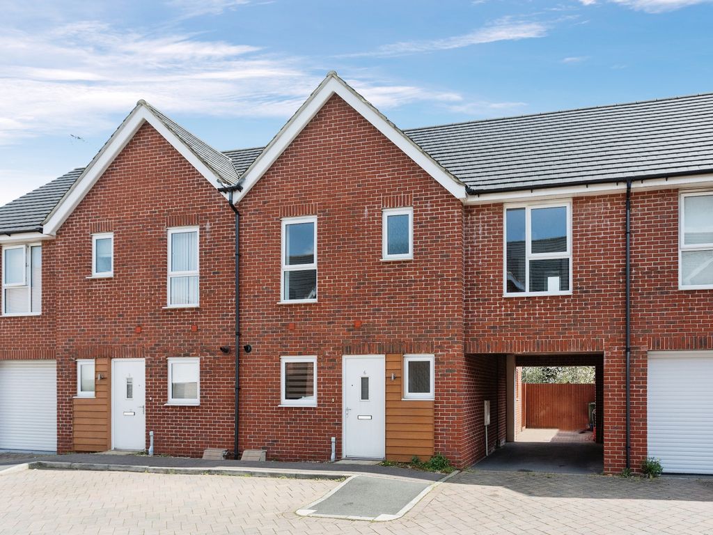 3 bed terraced house for sale in Sovereigns Way, Bletchley, Milton