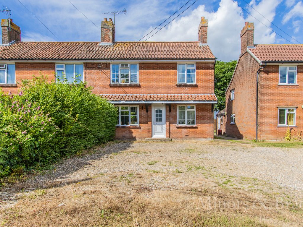 2 bed semidetached house for sale in The Close, Aylmerton, Norwich