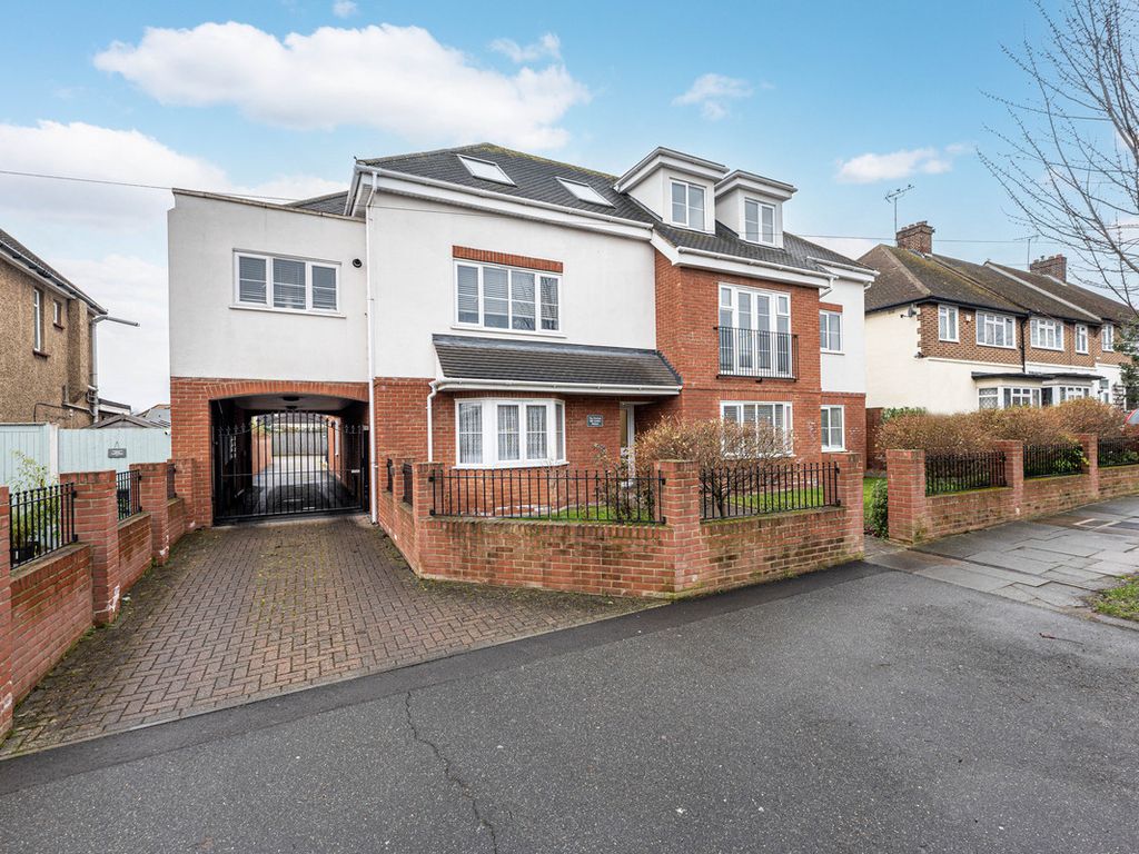 2 bed flat for sale in Carlton Avenue, WestcliffOnSea SS0 Zoopla