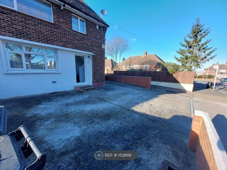 4 bed semidetached house to rent in St. Gregorys Crescent, Gravesend