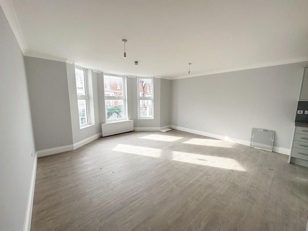 2 bed flat to rent in Western Road, Bexhill On Sea, East Sussex TN40, £