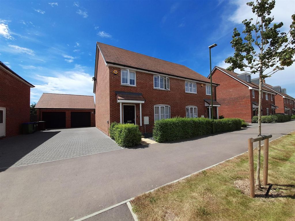 4 bed semidetached house for sale in Peckham Chase, Eastergate