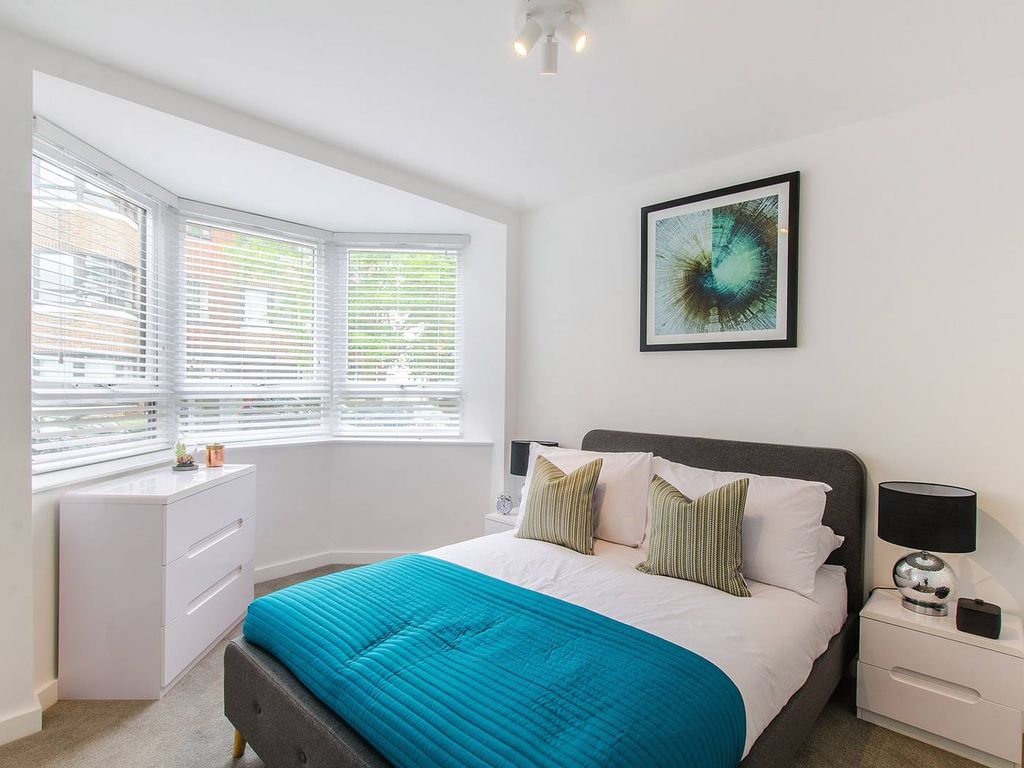 3 bed flat to rent in Kew Bridge Court, Chiswick, London W4, £2,450 pcm Zoopla