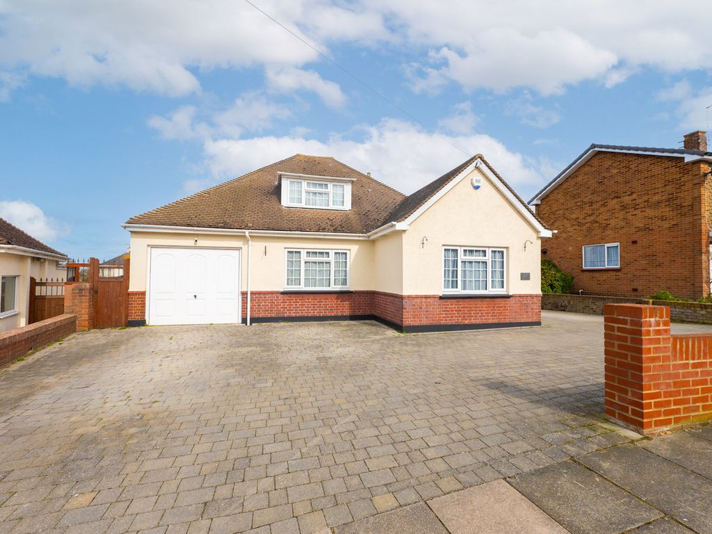 3 bed property for sale in Treelawn Drive, LeighOnSea SS9 Zoopla