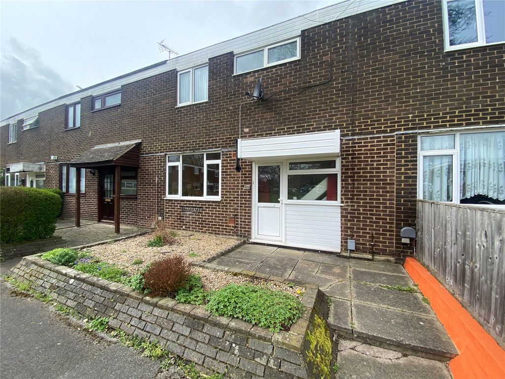 3 bed terraced house for sale in Giffard Drive, Farnborough, Hampshire