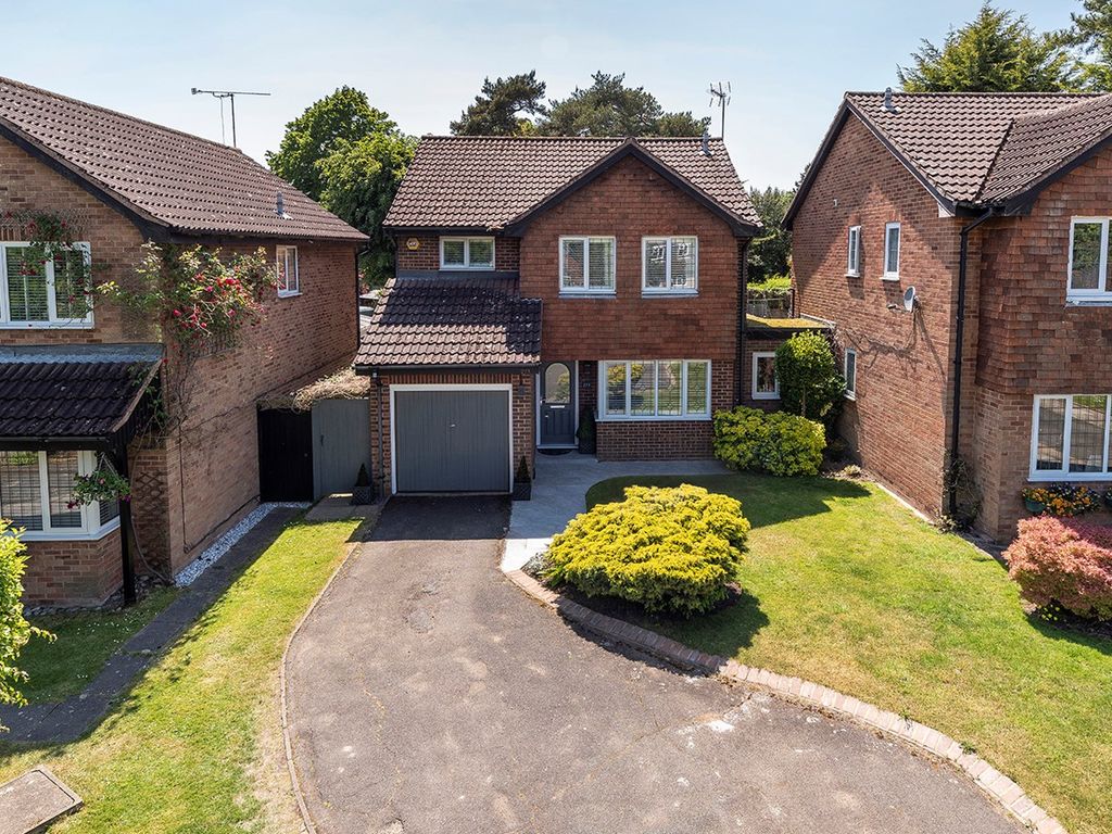 4 bed linkdetached house for sale in London Road, Dunton Green