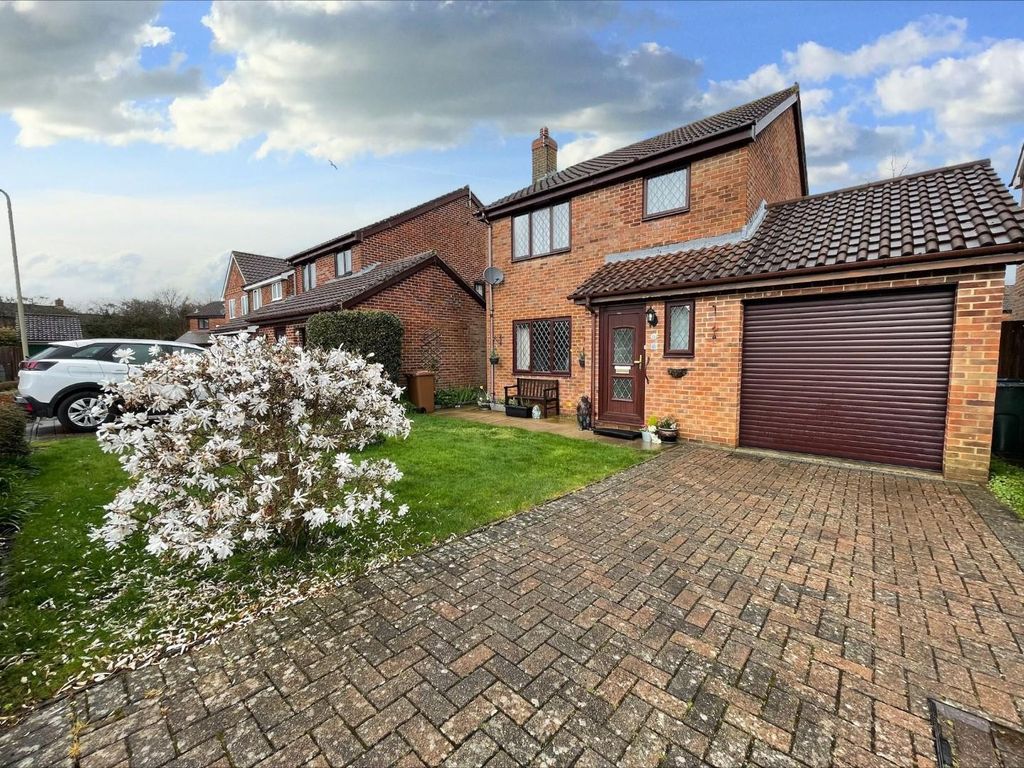 3 bed linkdetached house for sale in Barnberry Close, Singleton