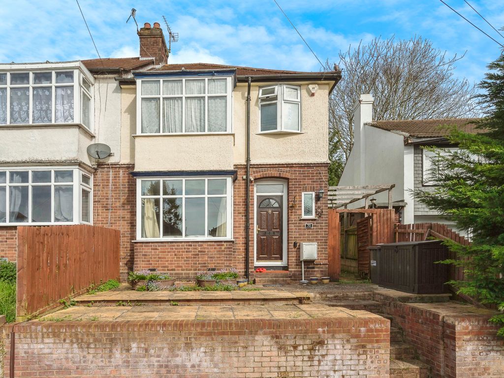 3 bed end terrace house for sale in Milton Road, Luton, Bedfordshire
