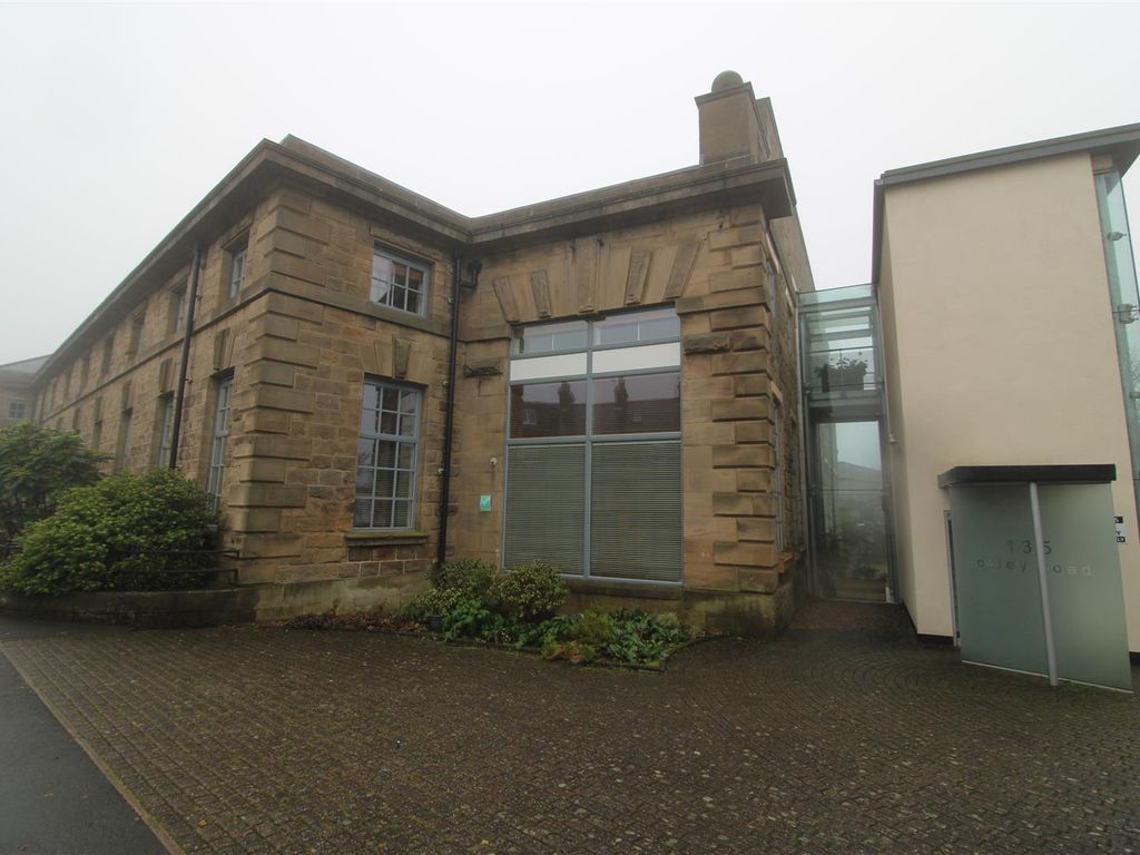 2 bed property to rent in Otley Road, Guiseley, Leeds LS20, £800 pcm
