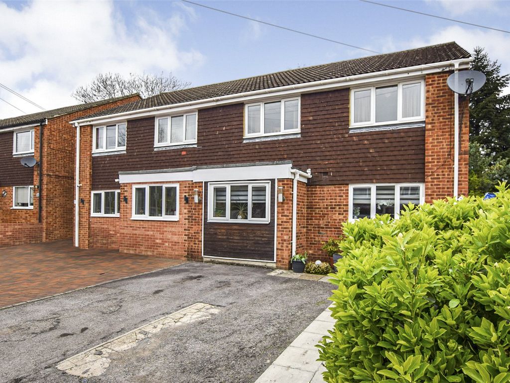 3 bed semidetached house for sale in St. Davids Close, Farnborough