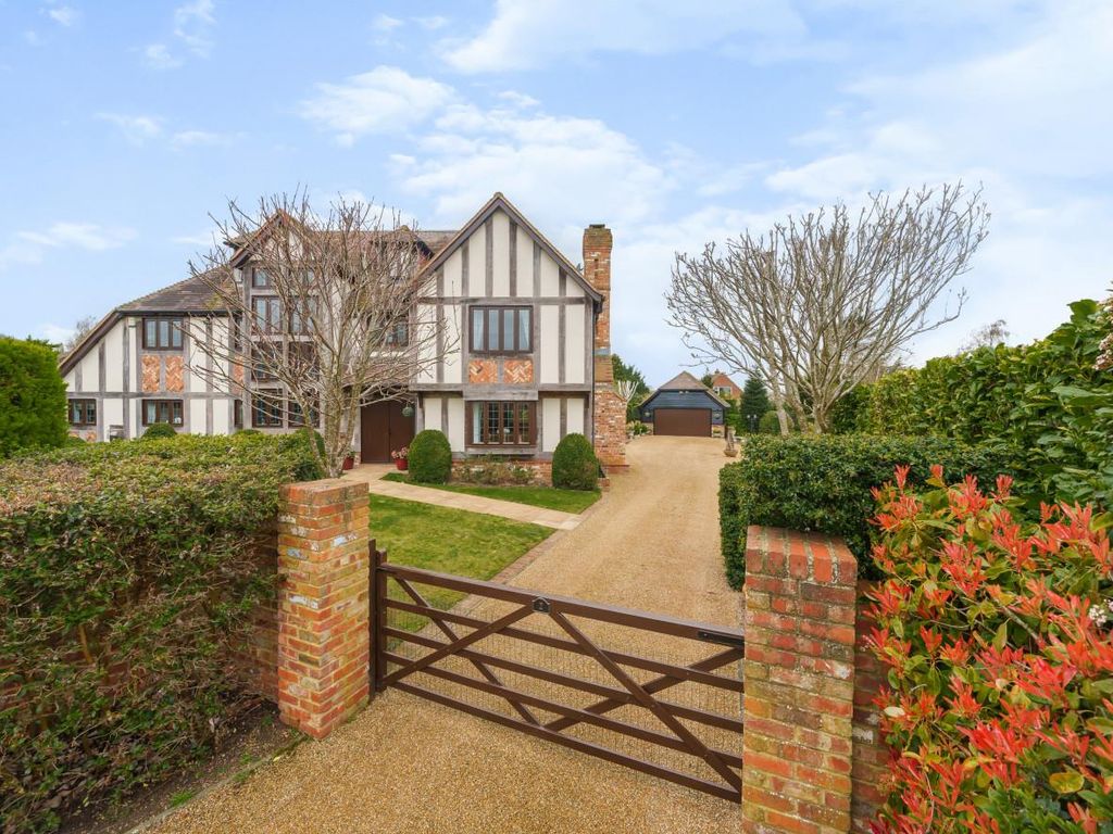 7 bed detached house for sale in Heritage Style, 7 Bedrooms, 3, 200+ Sq