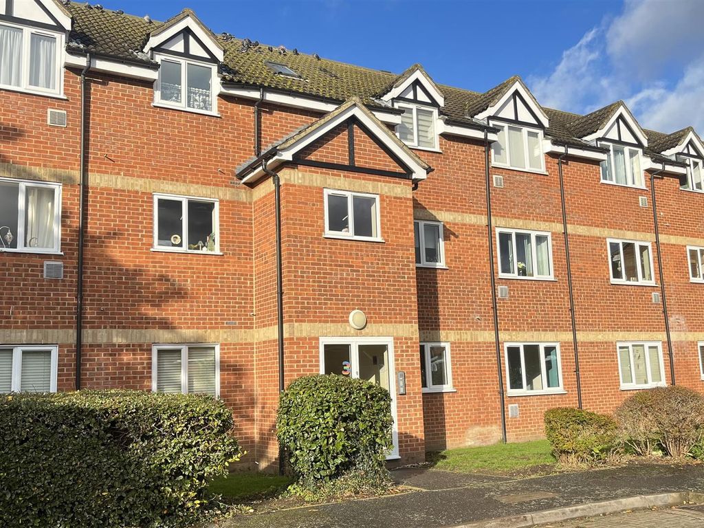 2 bed flat to rent in Primrose Close, Wallington SM6, £1,400 pcm Zoopla