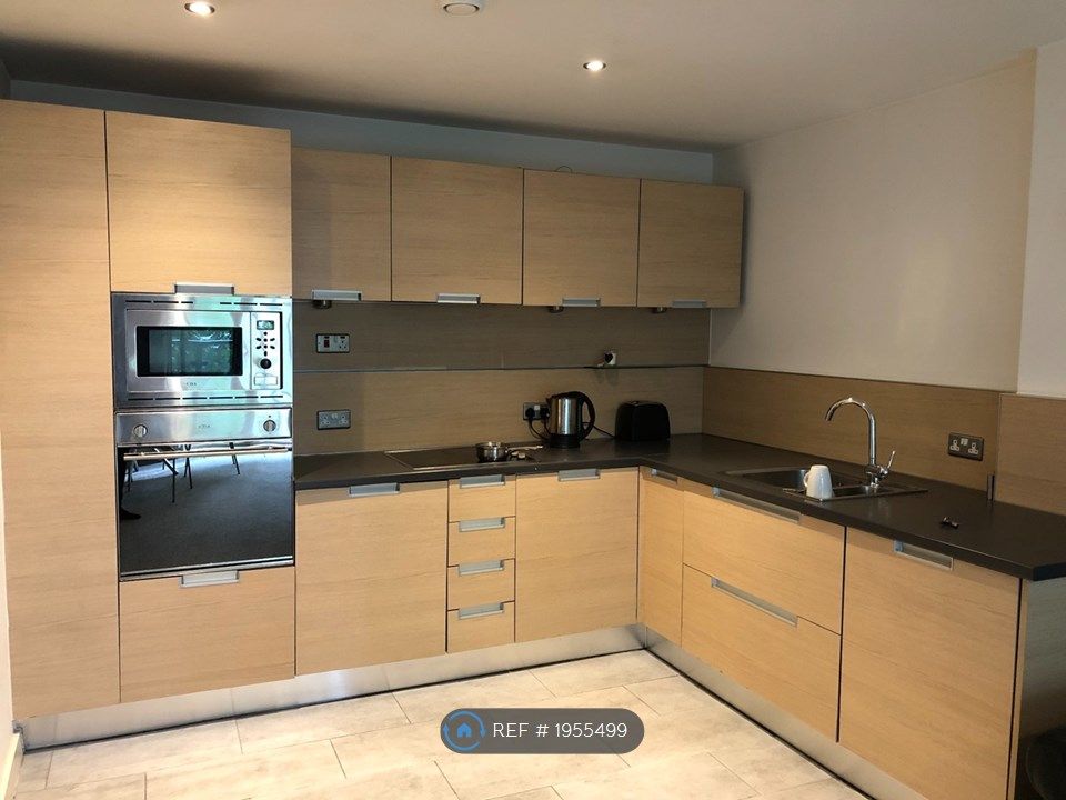 2 bed flat to rent in Barton Place, Manchester M4, £1,275 pcm Zoopla