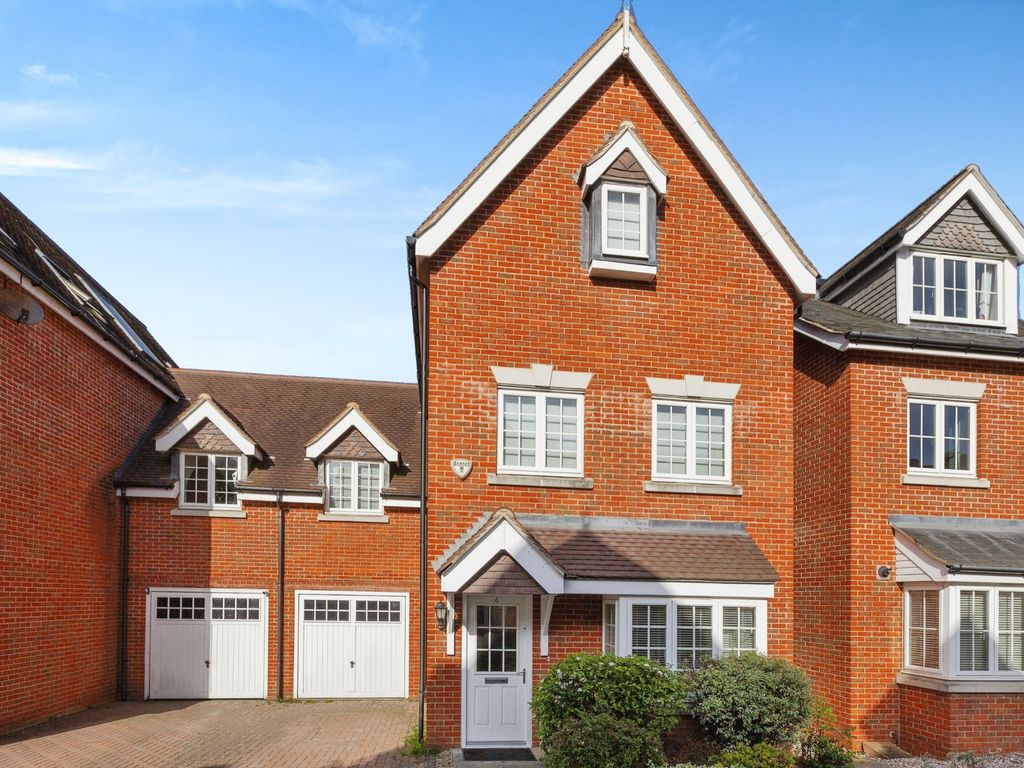 5 bed semidetached house for sale in Brackendale Close, Englefield