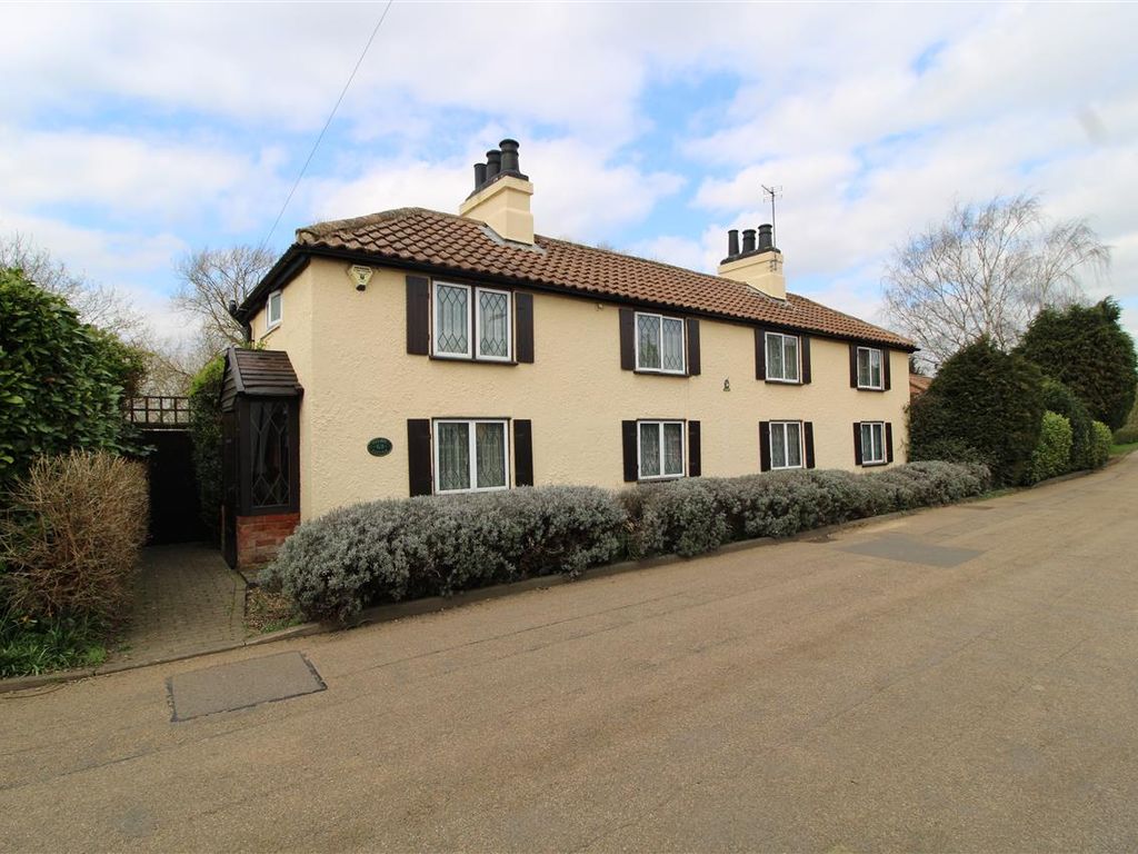 3 bed detached house for sale in Low Street, Collingham, Newark NG23