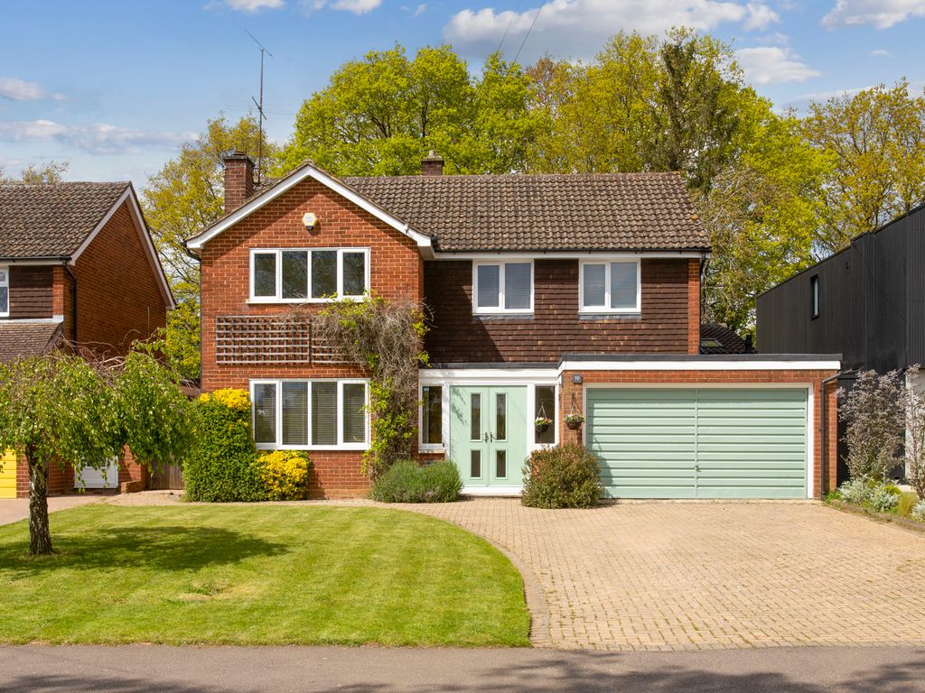 4 bed detached house for sale in Claygate Avenue, Harpenden AL5, £