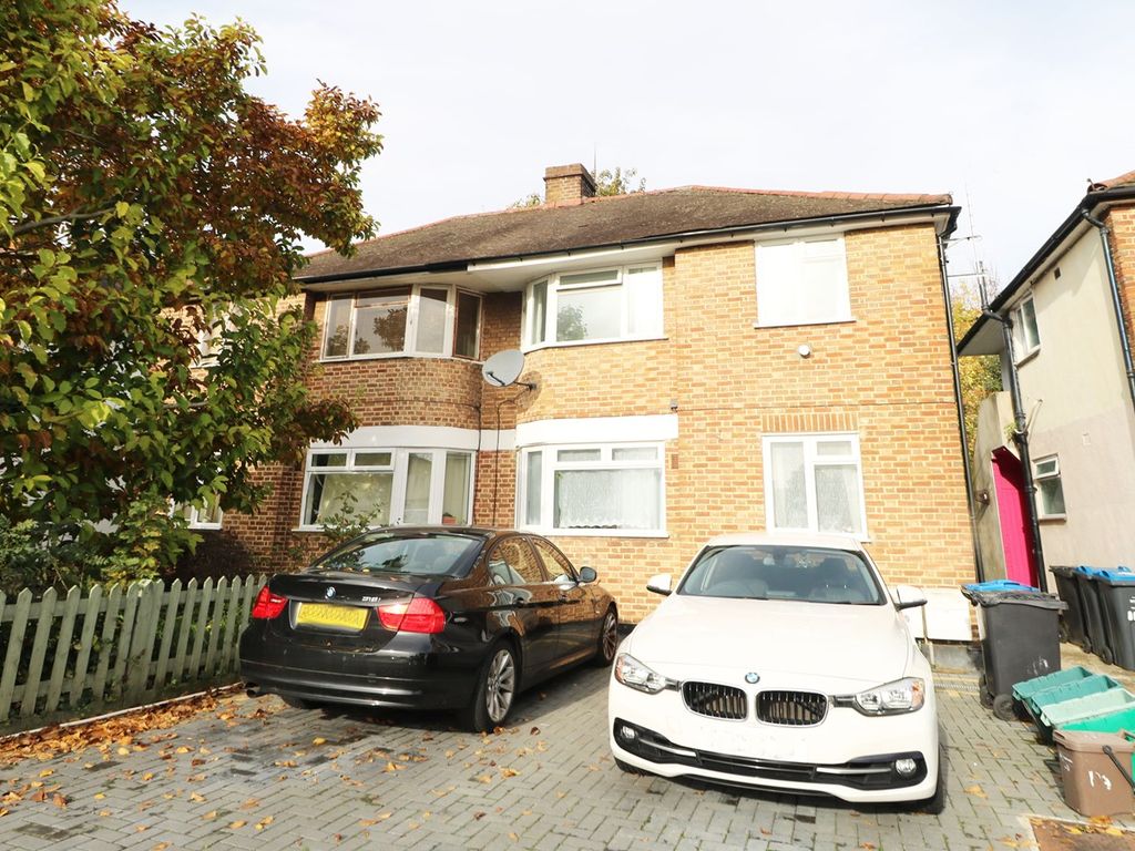 2 bed flat to rent in Runnymede, Colliers Wood, London SW19, £1,500 pcm