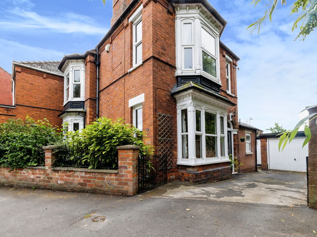 4 bed semidetached house for sale in West Parade, Lincoln