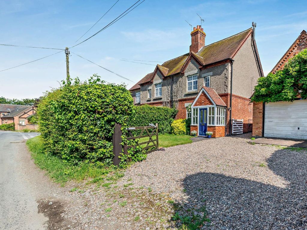 3 bed property for sale in Abbots Bromley Road, Hoar Cross, BurtonOn