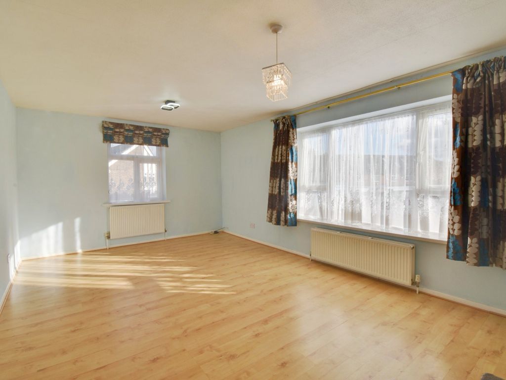 3 bed flat to rent in High Street, Abbots Langley, Hertfordshire WD5, £