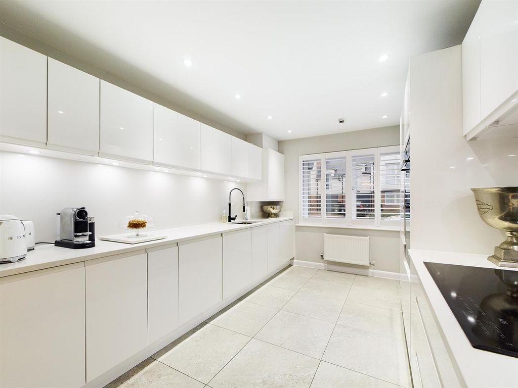 4 bed property for sale in Castleridge Drive, St Clements Lakes, Greenhithe DA9 Zoopla