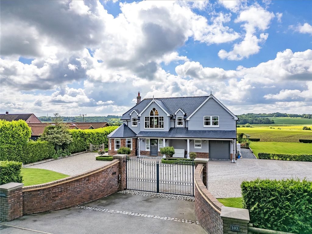 3 bed detached house for sale in London Road, Stanford Rivers, Ongar