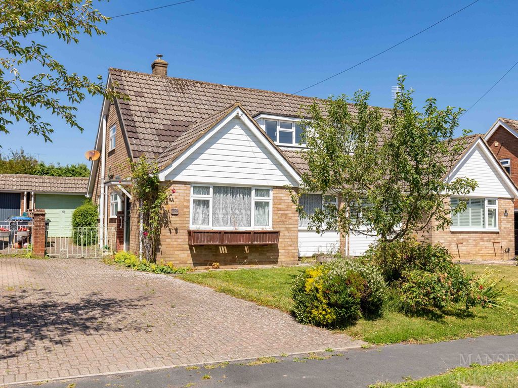 4 bed semidetached bungalow for sale in Beech Gardens, Crawley Down