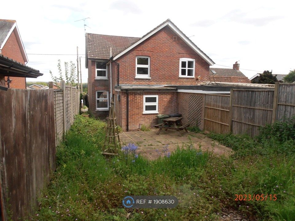 3 bed semidetached house to rent in Somerset Avenue, Bordon GU35, £