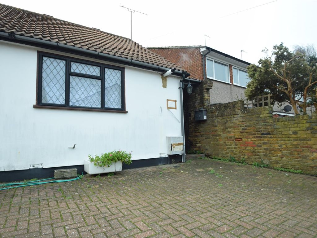 1 bed semidetached house to rent in Alpha Road, Hillingdon, Middlesex