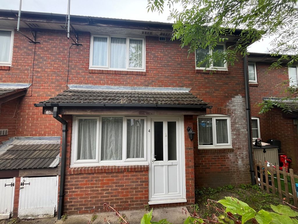 1 bed terraced house to rent in Nicholson Walk, Egham TW20, £1,100 pcm