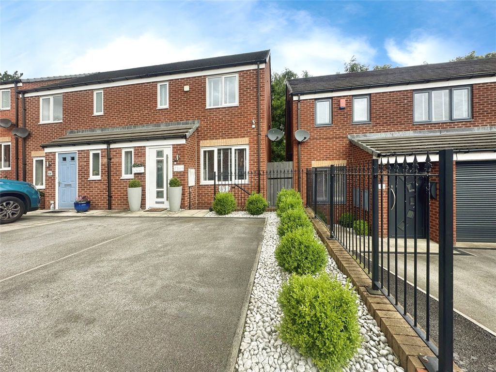 3 bed semidetached house for sale in Bluebell Bank, Barnsley, South