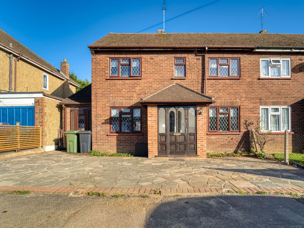 2 bed end terrace house for sale in Broomwood Gardens, Pilgrims Hatch