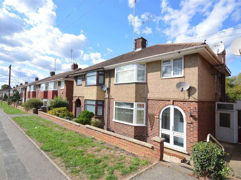 3 bed semidetached house to rent in Fairway, Northampton NN2, £1,350