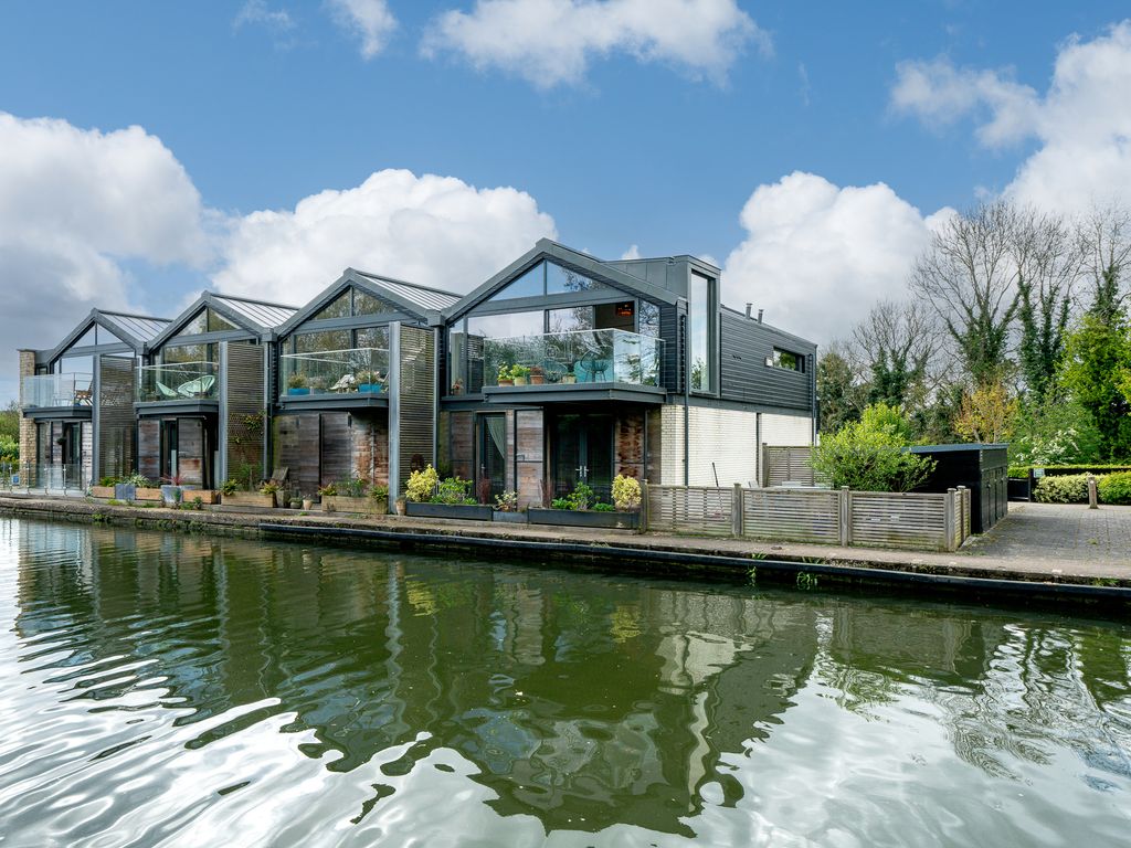 3 bed end terrace house for sale in Marsworth Wharf, Marsworth, Tring