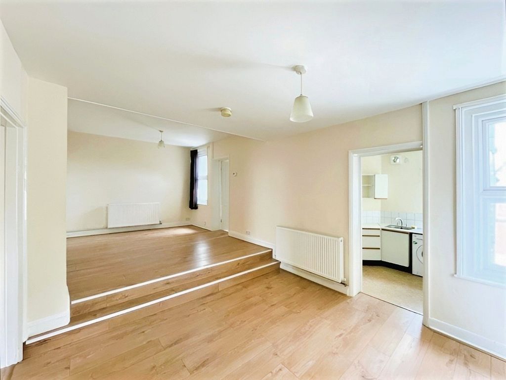 2 bed flat to rent in Quarry Road, Tunbridge Wells, Kent TN1, £1,250