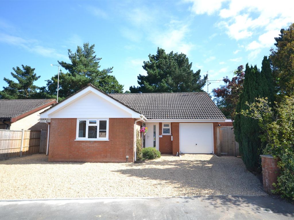4 bed detached bungalow for sale in Barberry Way, Verwood BH31, £