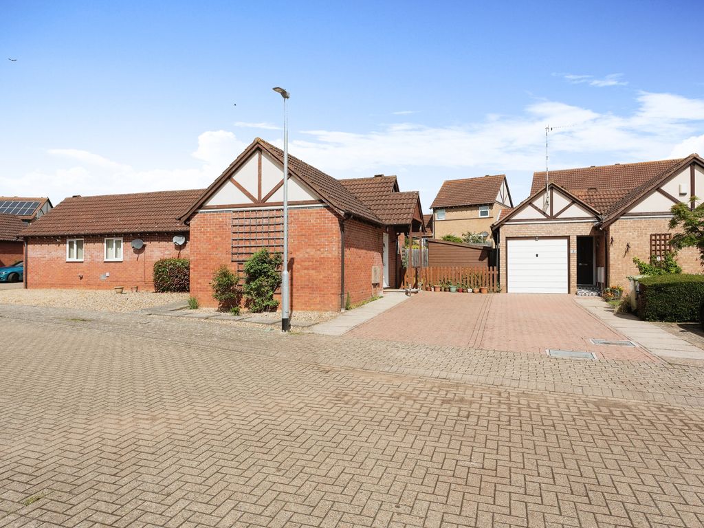 2 bed bungalow for sale in Kempton Gardens, Bletchley, Milton Keynes