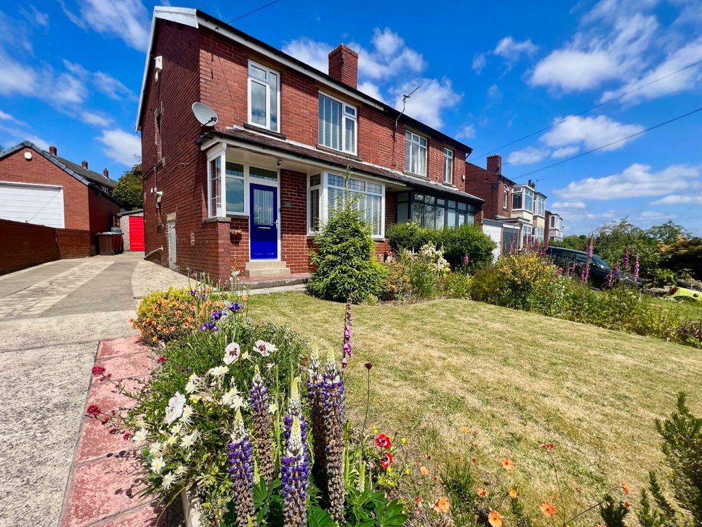 3 bed semidetached house to rent in Raikes Lane, Birstall, Batley WF17