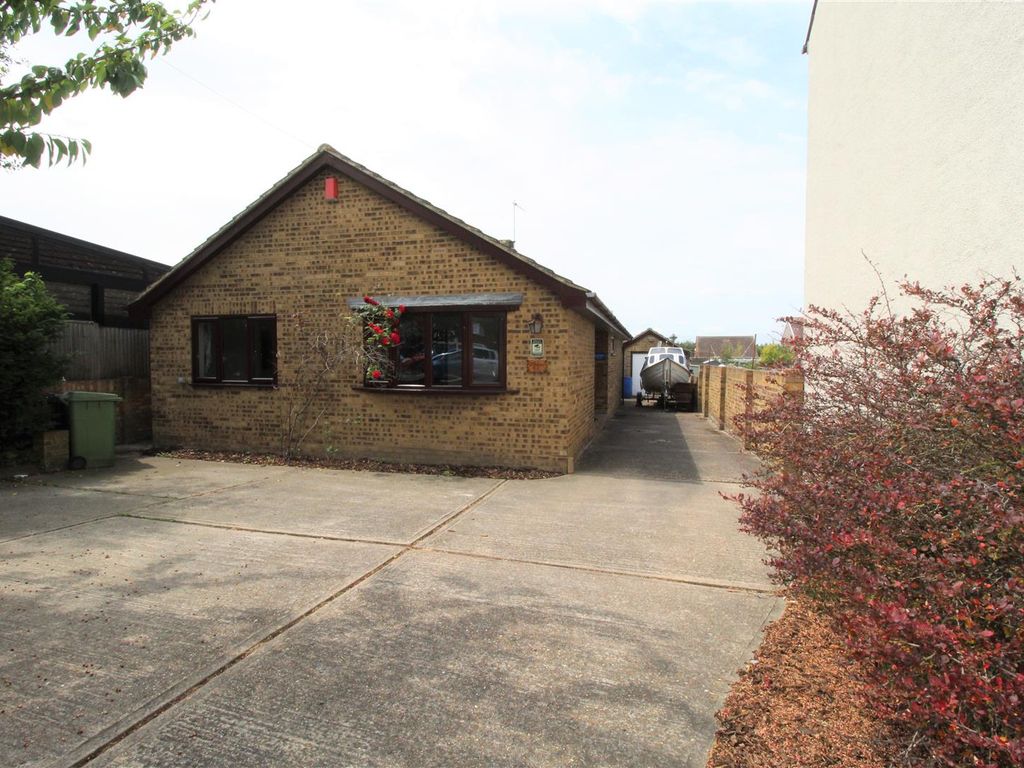 3 bed detached bungalow for sale in Halfway Road, Minster On Sea
