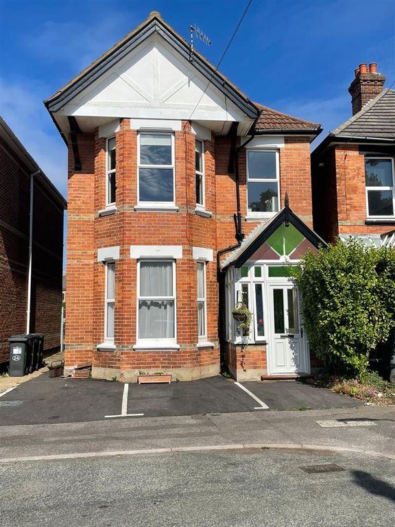 3 bed flat to rent in Queensland Road, Southbourne, Bournemouth BH5