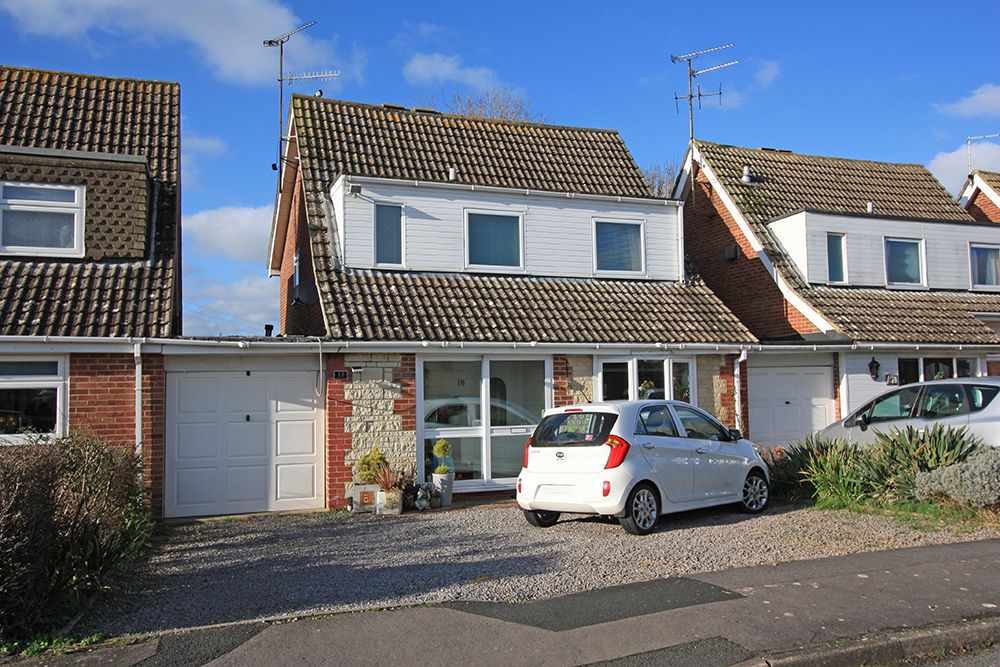 4 bed linkdetached house for sale in Lismore Road, Highworth SN6, £