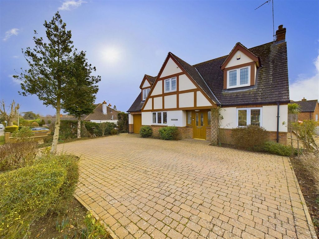 5 bed detached house for sale in Overstone Road, Moulton NN3, £575,000