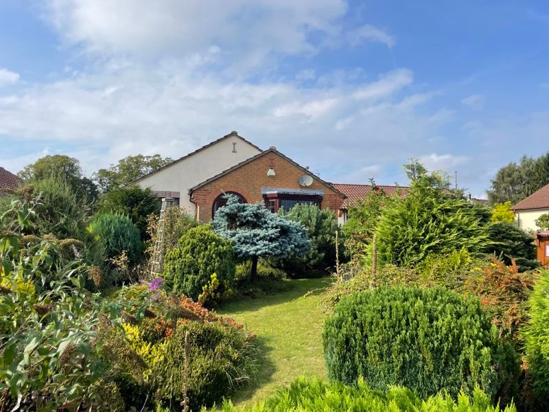 2 bed detached bungalow for sale in Corbie Way, Pickering YO18, £