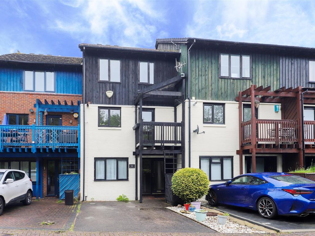 5 bed town house for sale in Marina Approach, Yeading UB4, £575,000