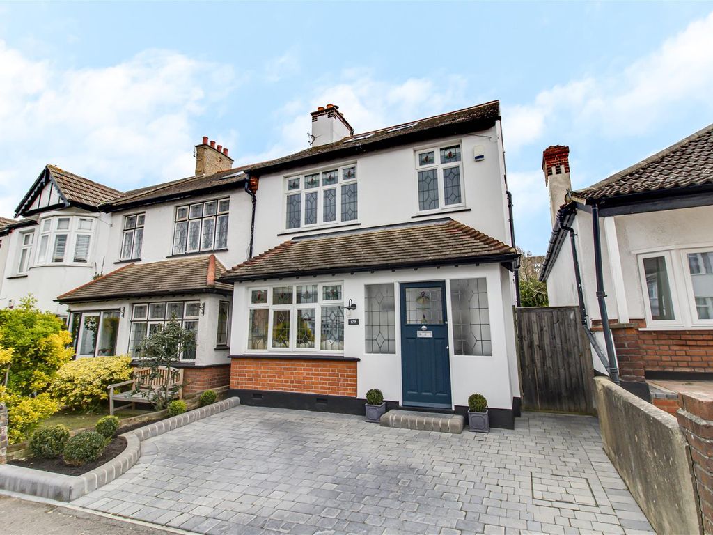 4 bed property for sale in Leighton Avenue, LeighOnSea SS9 Zoopla